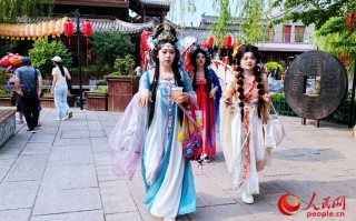 汉服蟒袍穿搭图片女，汉服蟒袍穿搭图片女生