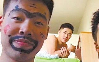 小哥被恶搞视频，小哥被恶搞视频在线观看